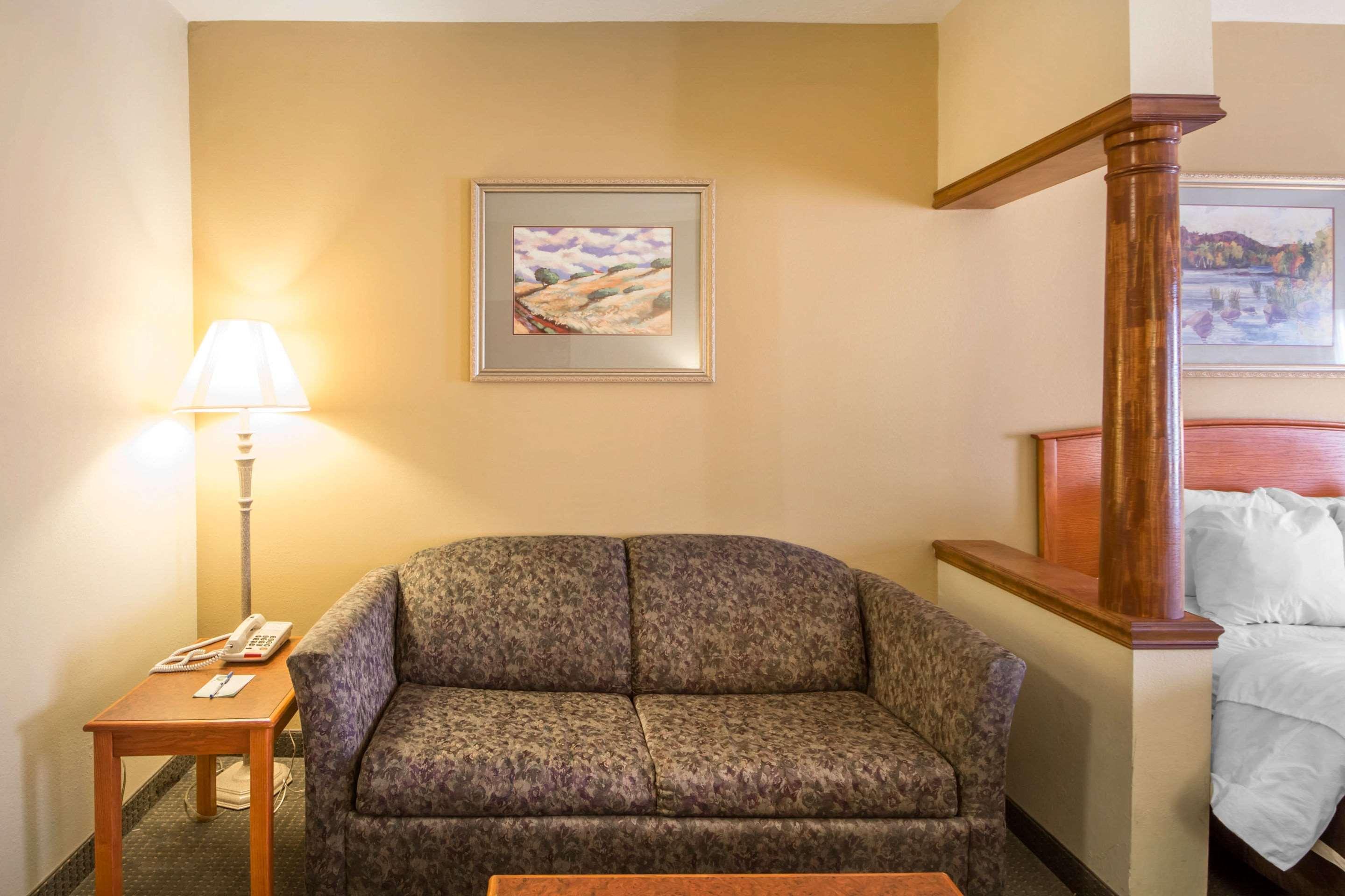 Quality Inn & Suites Midamerica Industrial Park Area Pryor Creek Exterior photo