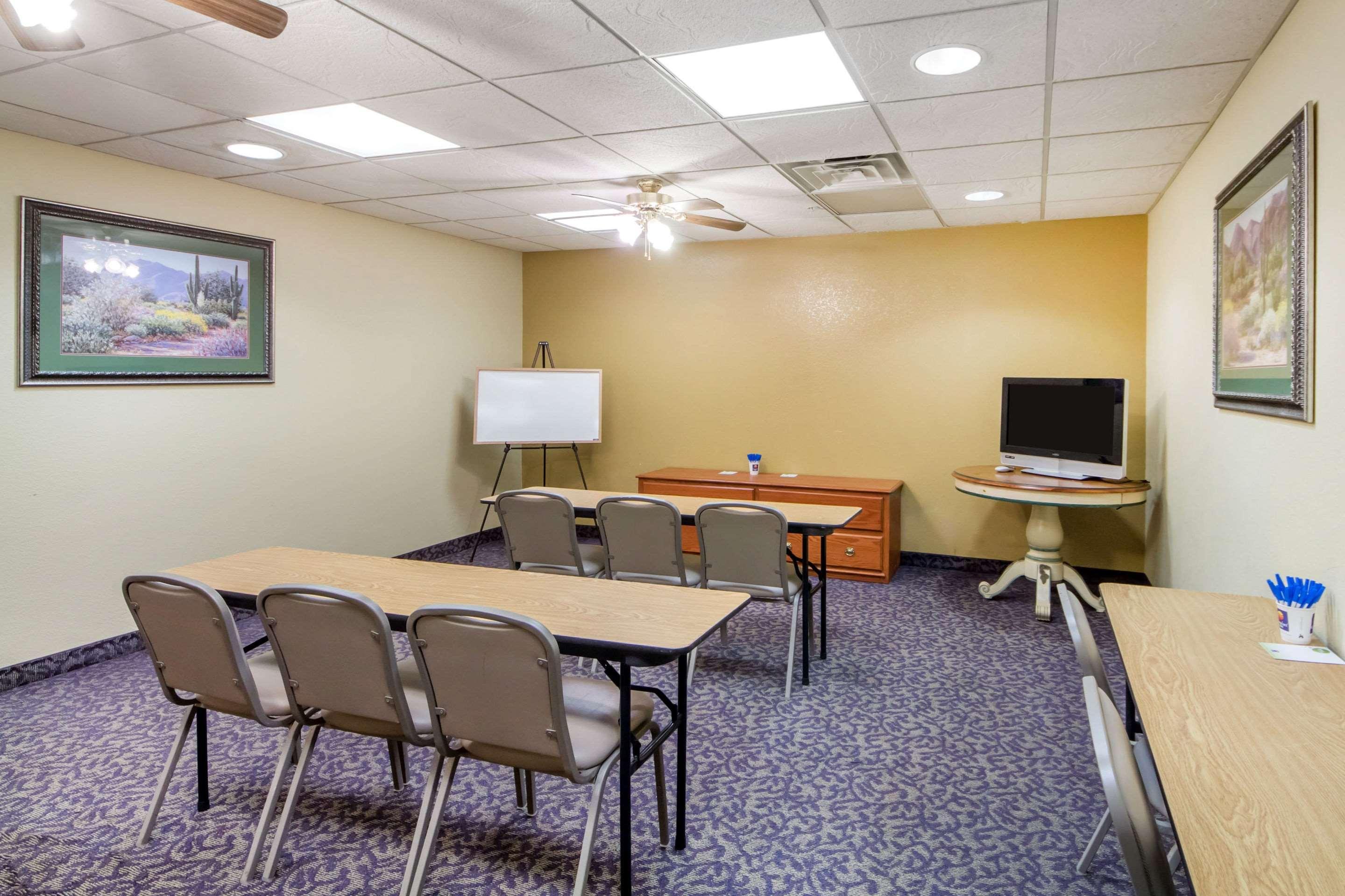 Quality Inn & Suites Midamerica Industrial Park Area Pryor Creek Exterior photo